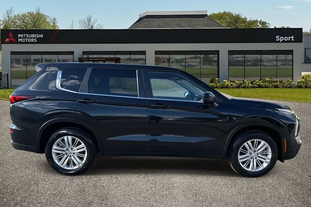 2022 Mitsubishi Outlander ES photo 1