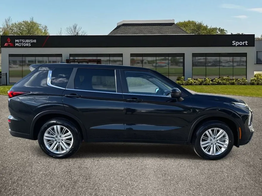 2022 Mitsubishi Outlander ES photo 1