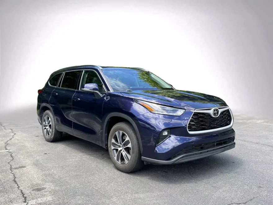2021 Toyota Highlander XLE photo 1