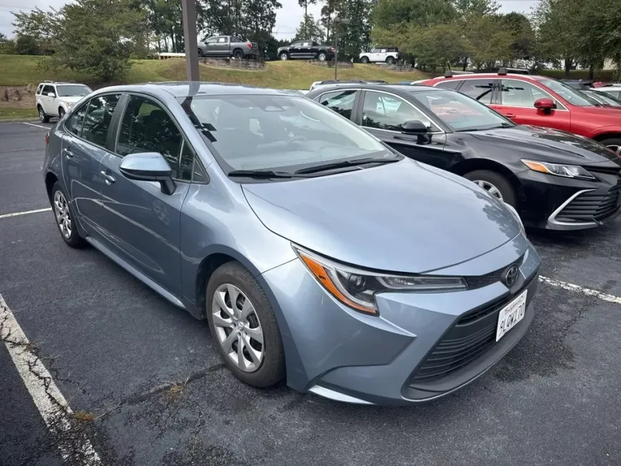 2024 Toyota Corolla LE photo 1