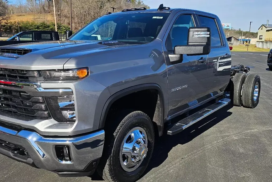 2025 Chevrolet Silverado 3500HD LT photo 1