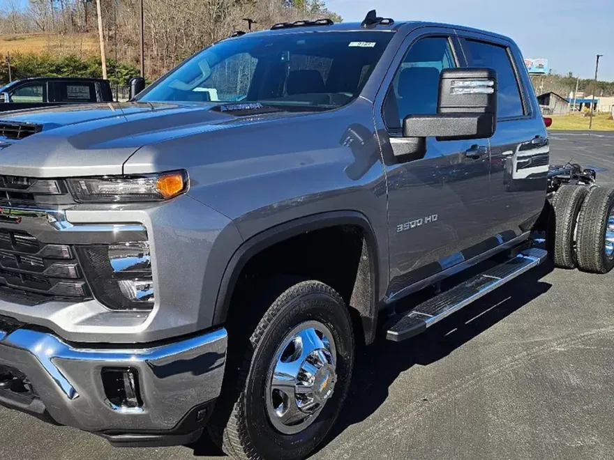 2025 Chevrolet Silverado 3500HD LT photo 1