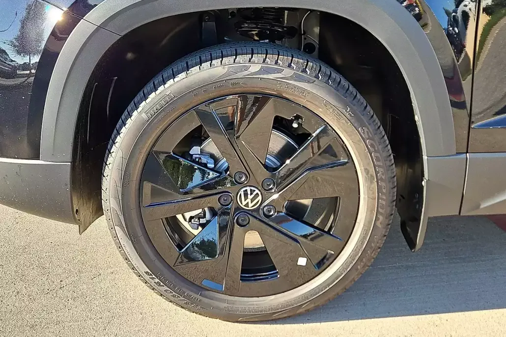 2025 Volkswagen Taos SE photo 1