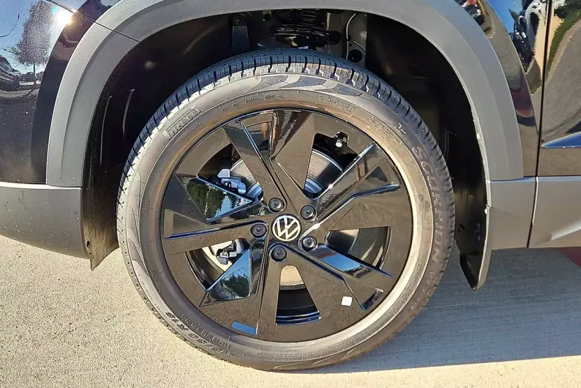2025 Volkswagen Taos SE photo 1