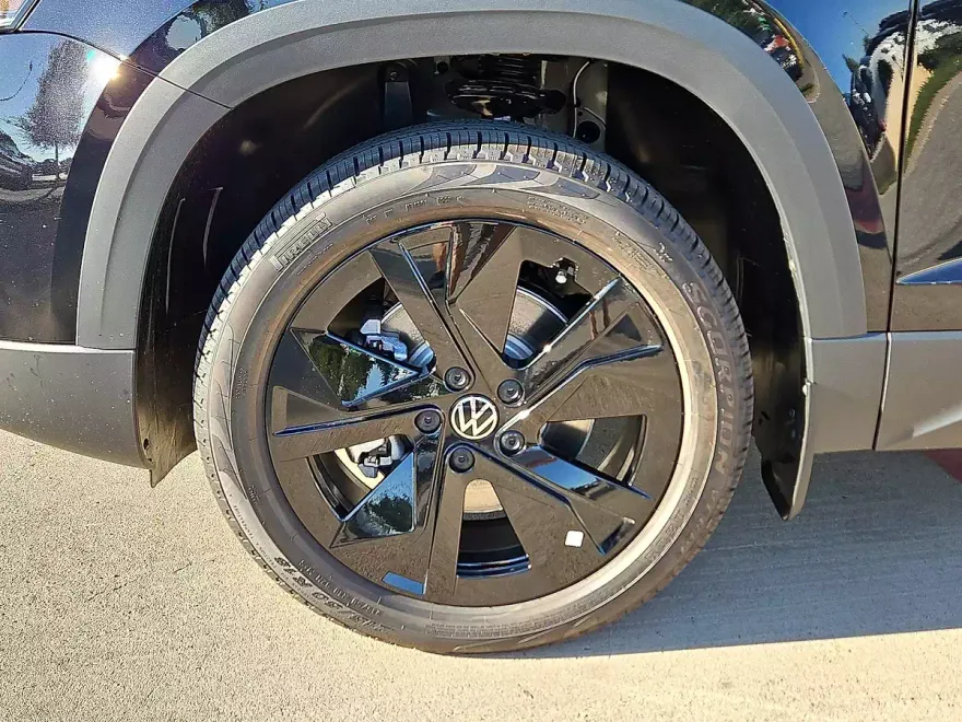 2025 Volkswagen Taos SE photo 1