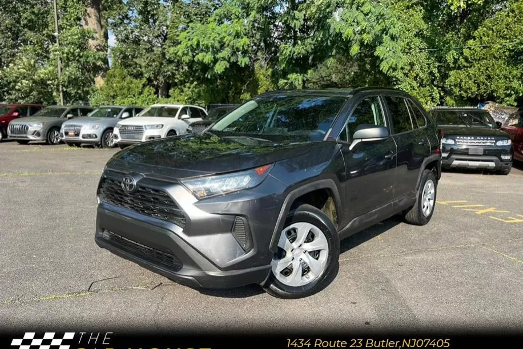 2020 Toyota RAV4 LE photo 1