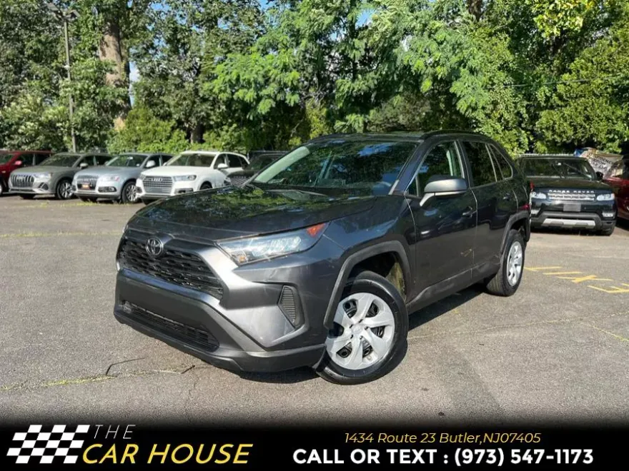 2020 Toyota RAV4 LE photo 1