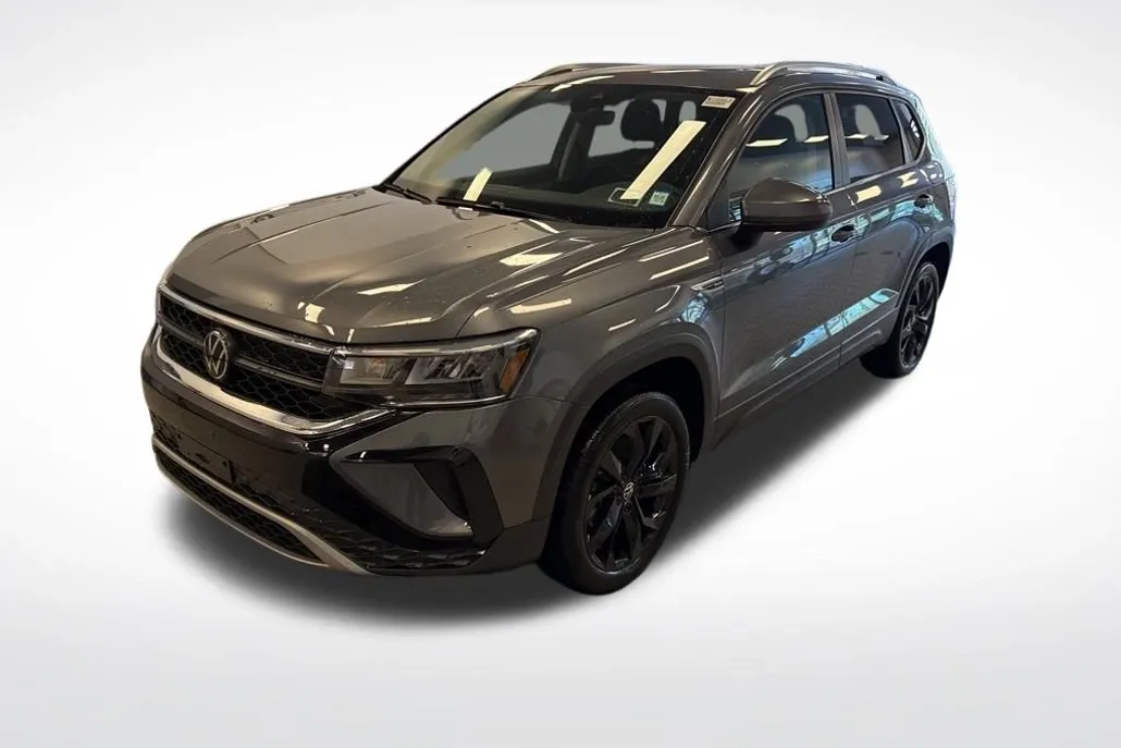 2024 Volkswagen Taos SE photo 1