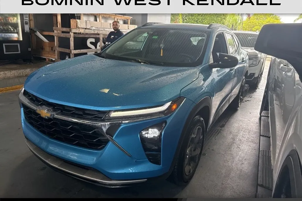 2025 Chevrolet Trax LT photo 1