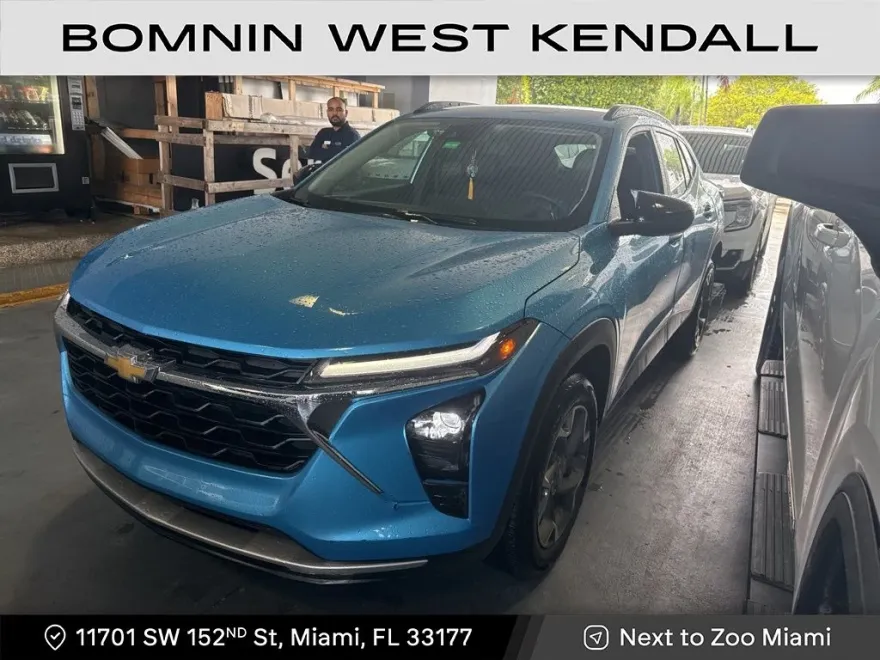 2025 Chevrolet Trax LT photo 1
