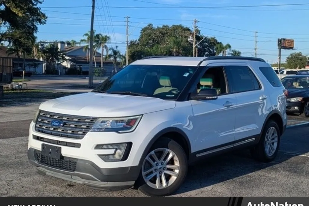 2017 Ford Explorer XLT photo 1
