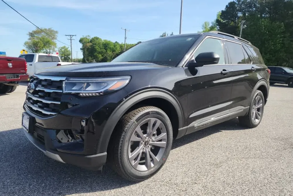 2025 Ford Explorer photo 1
