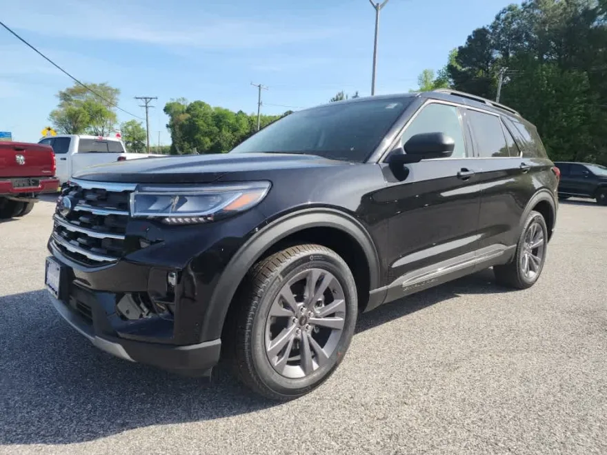 2025 Ford Explorer photo 1
