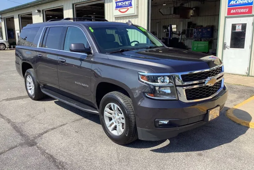 2018 Chevrolet Suburban LT photo 1
