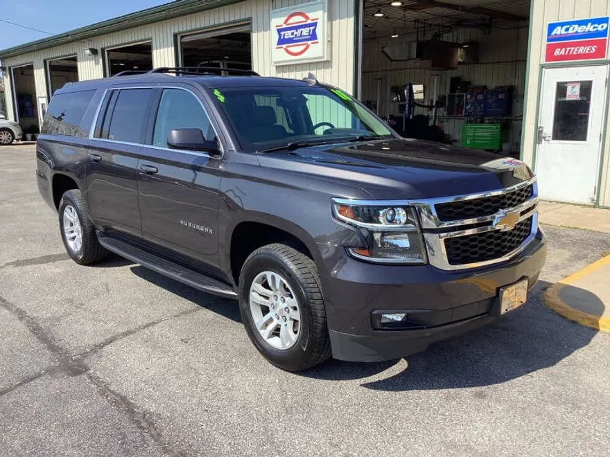 2018 Chevrolet Suburban LT photo 1