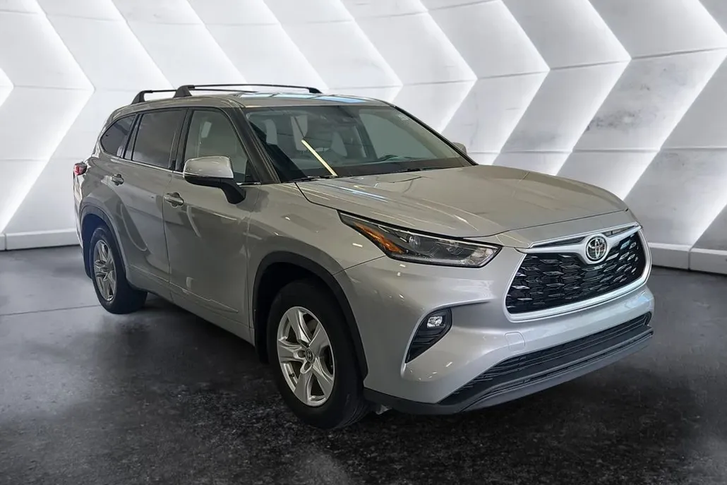 2021 Toyota Highlander LE photo 1