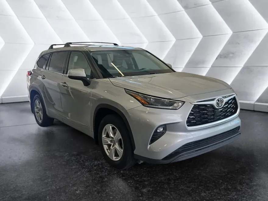 2021 Toyota Highlander LE photo 1