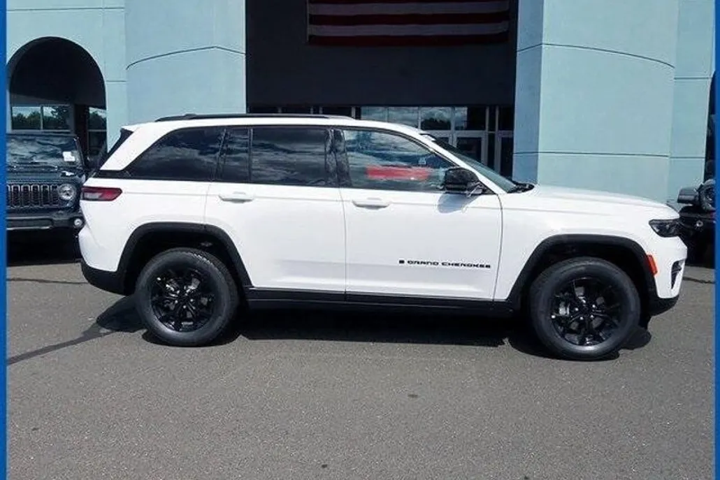 2025 Jeep Grand Cherokee Altitude photo 1