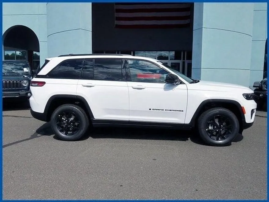 2025 Jeep Grand Cherokee Altitude photo 1