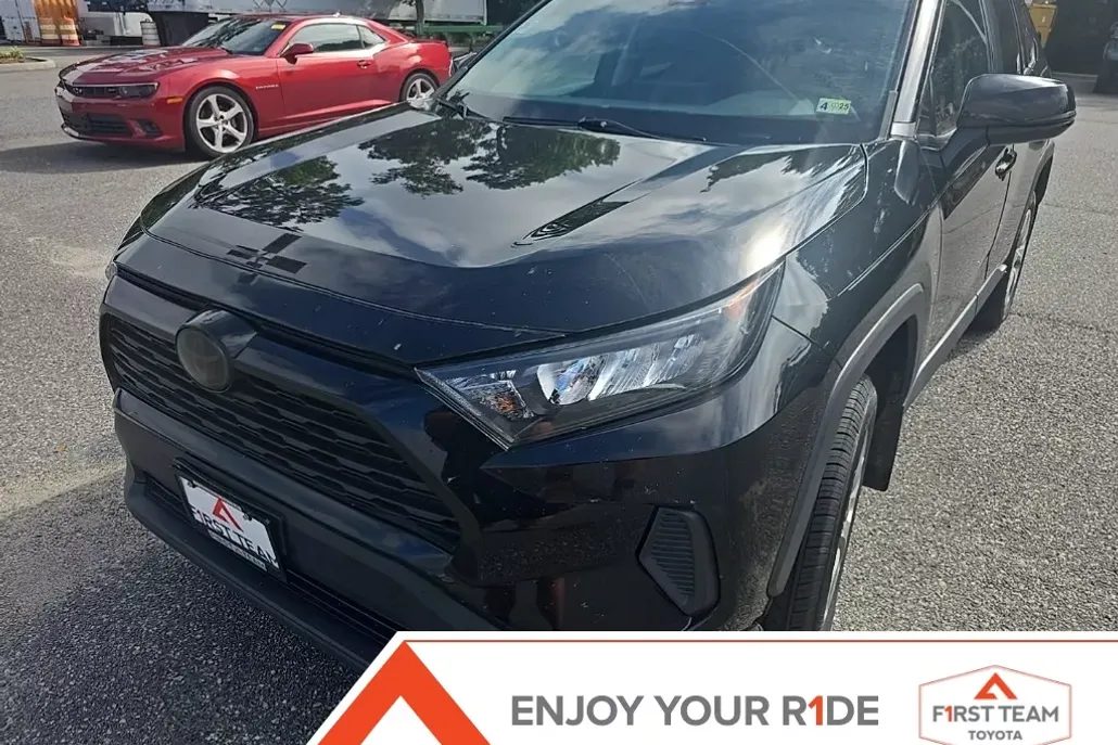 2022 Toyota RAV4 LE photo 1