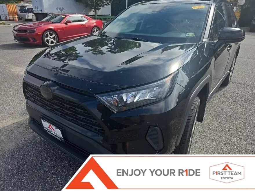 2022 Toyota RAV4 LE photo 1