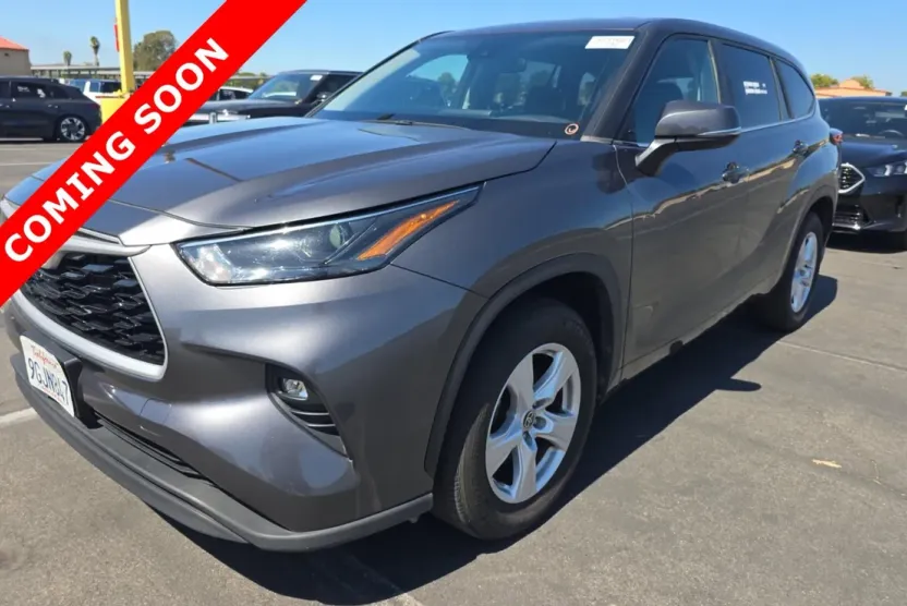 2023 Toyota Highlander LE photo 1