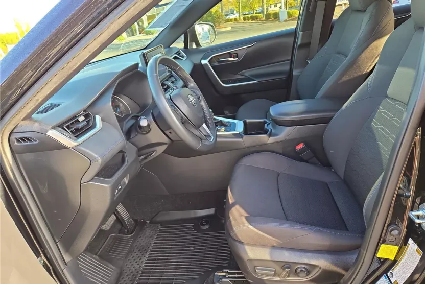 2022 Toyota RAV4 Hybrid SE photo 1