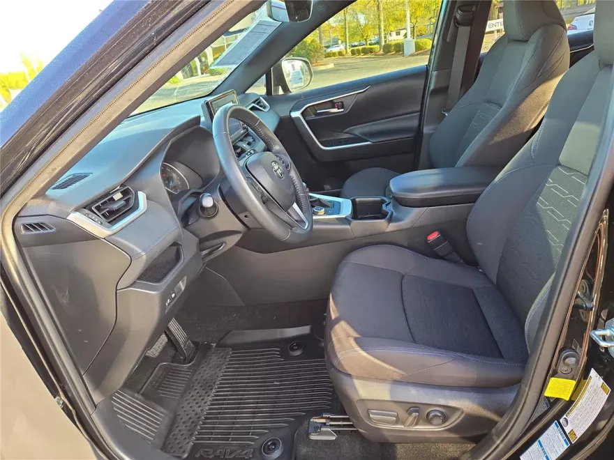 2022 Toyota RAV4 Hybrid SE photo 1