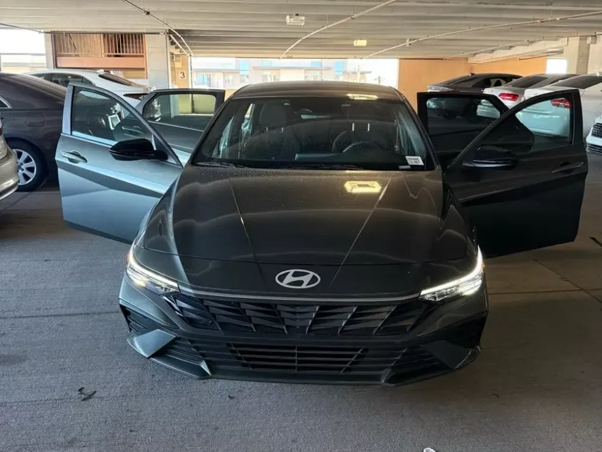 2025 Hyundai Elantra SEL Sport photo 1