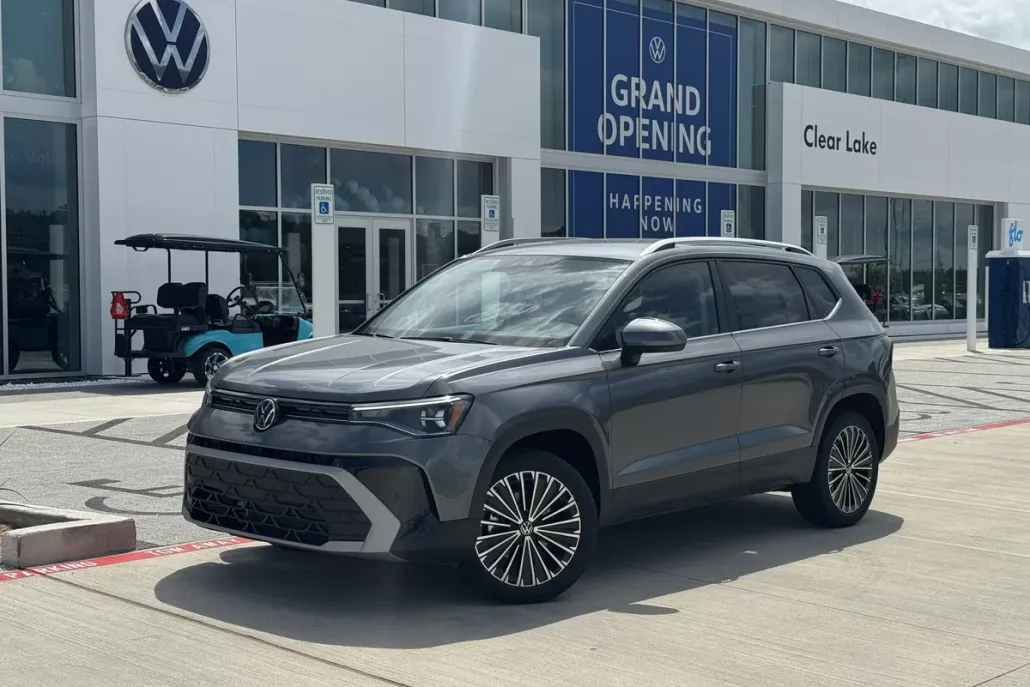 2025 Volkswagen Taos SE photo 1