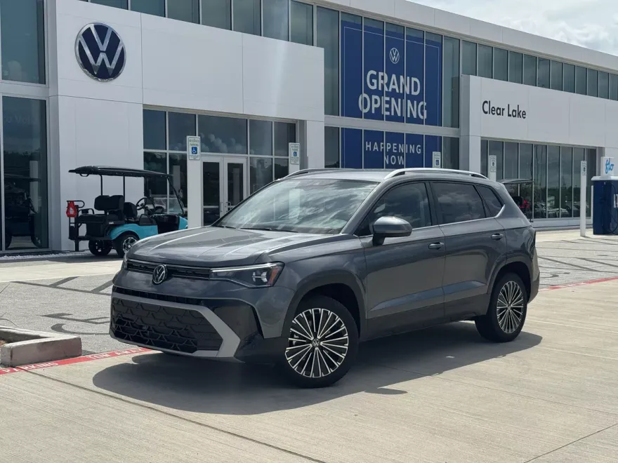 2025 Volkswagen Taos SE photo 1