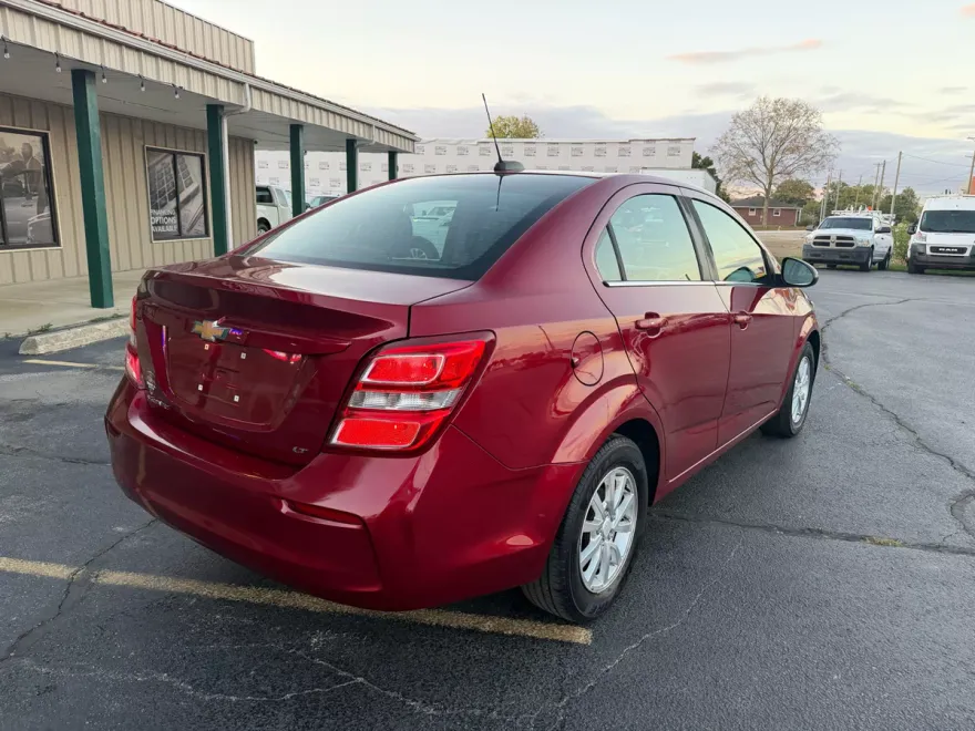 2018 Chevrolet Sonic LT photo 1