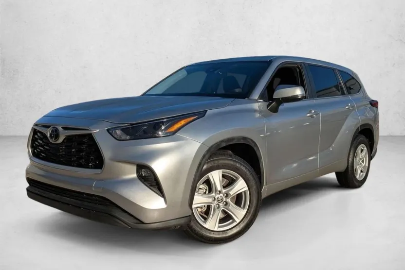 2023 Toyota Highlander LE photo 1