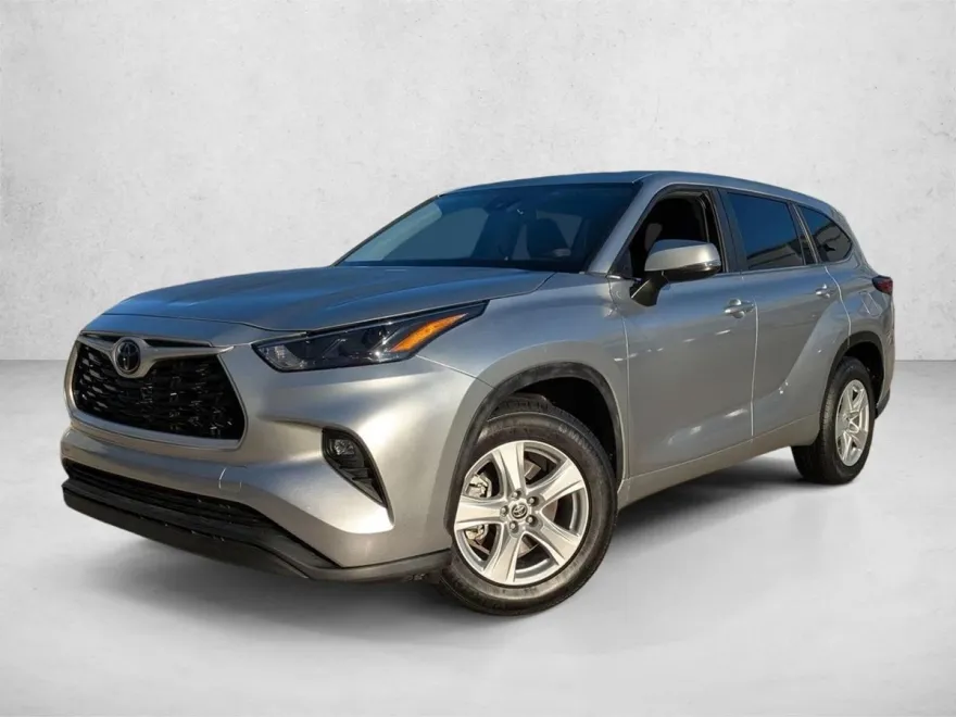 2023 Toyota Highlander LE photo 1