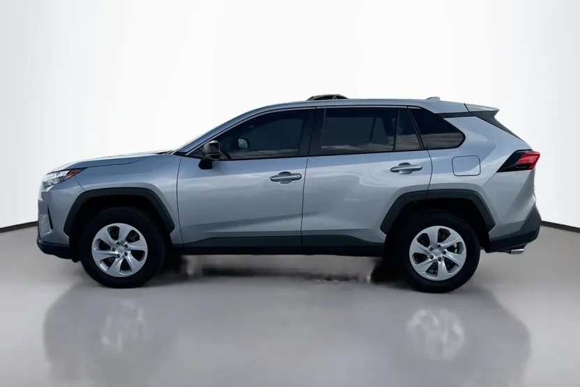2024 Toyota RAV4 LE photo 1