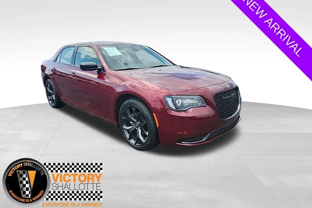 2023 Chrysler 300 Touring photo 1