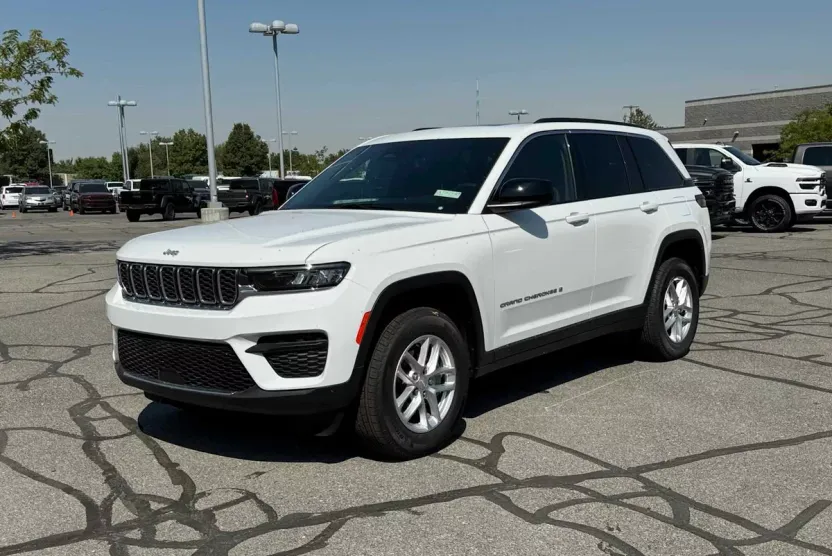 2025 Jeep Grand Cherokee Laredo photo 1
