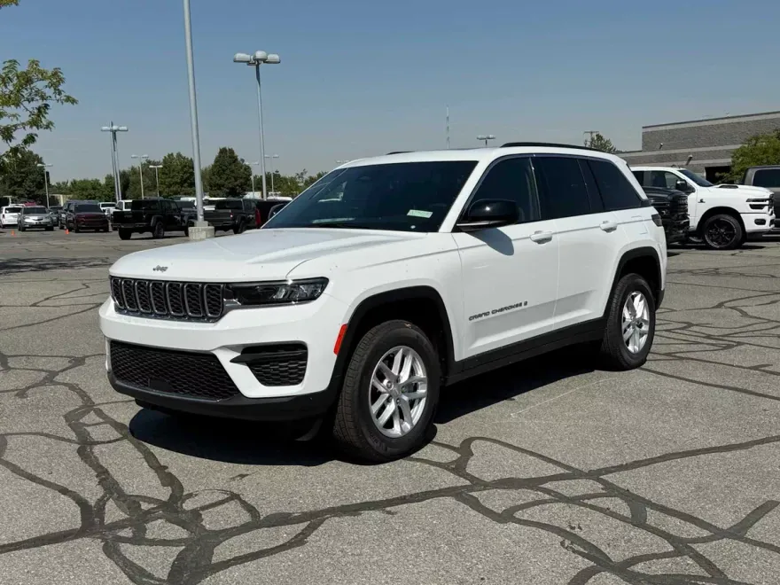 2025 Jeep Grand Cherokee Laredo photo 1