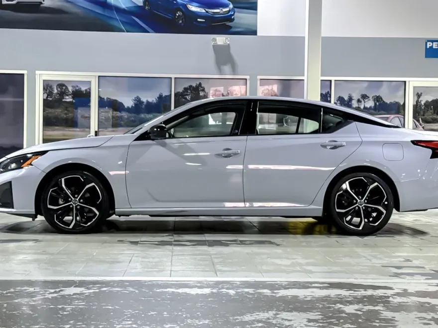 2024 Nissan Altima 2.5 SR photo 1