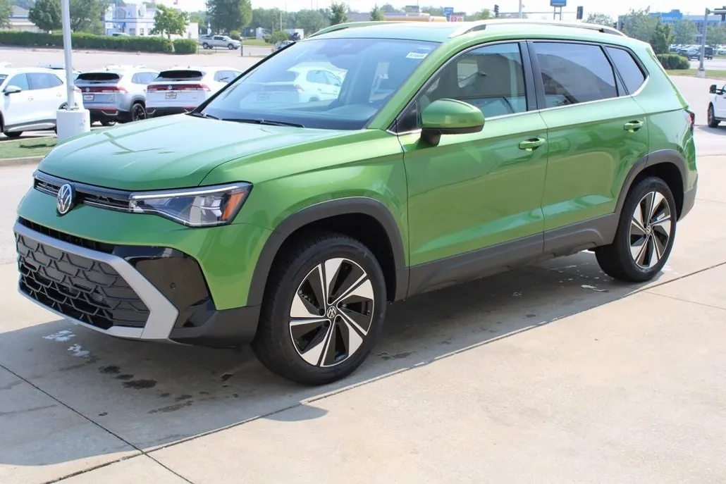 2025 Volkswagen Taos SE photo 1