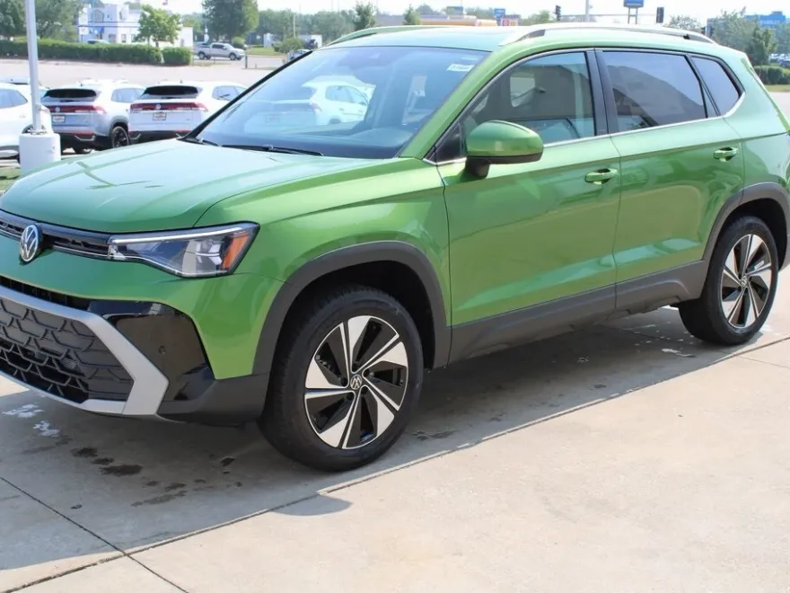 2025 Volkswagen Taos SE photo 1