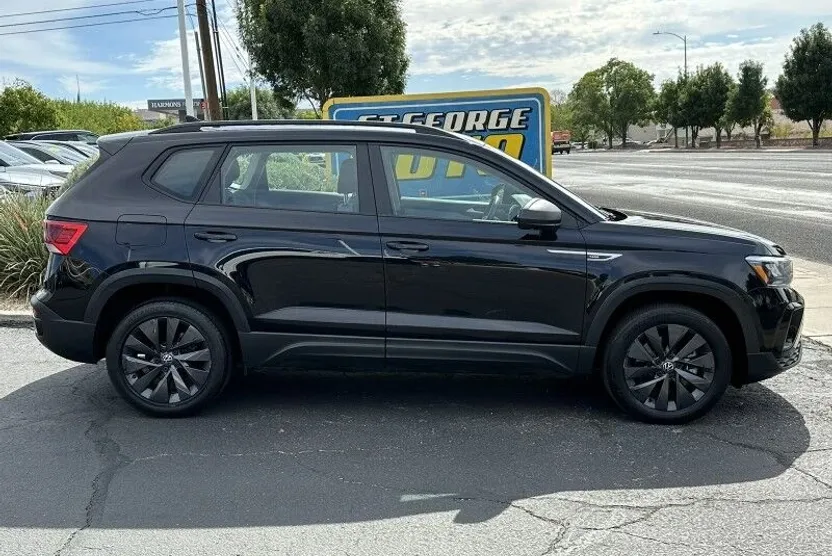 2022 Volkswagen Taos S photo 1