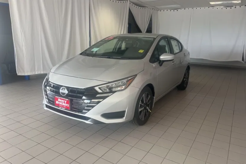 2025 Nissan Versa 1.6 SV photo 1