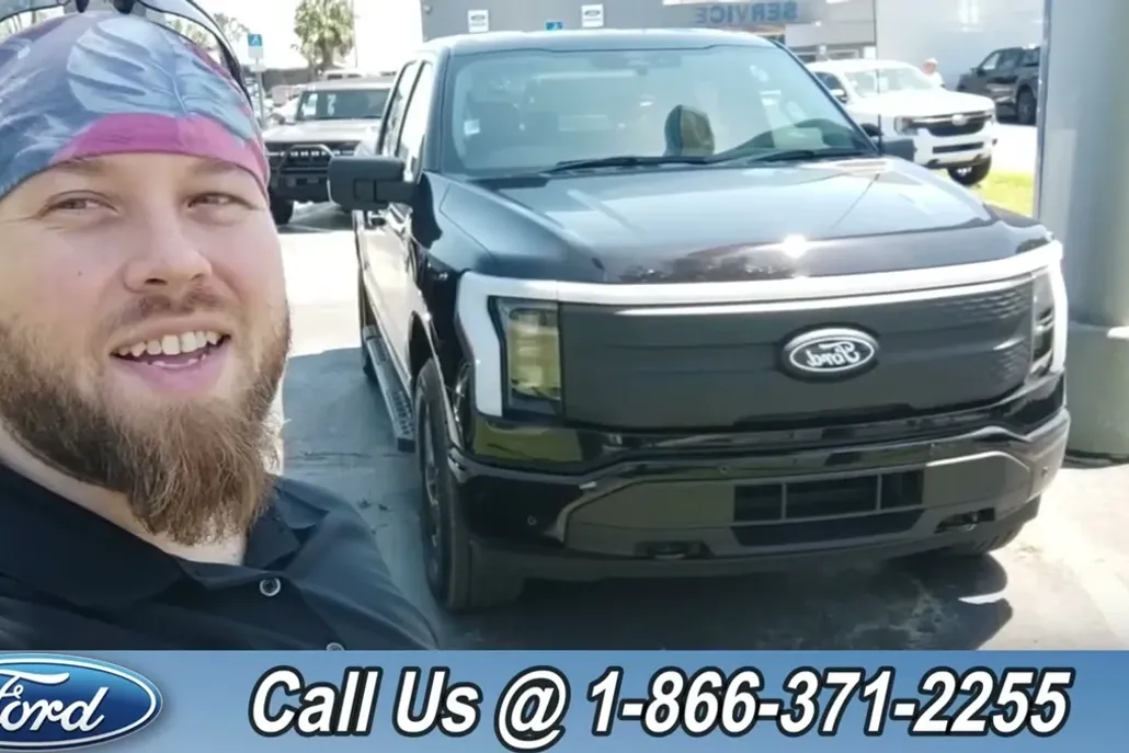 2025 Ford F-150 Lightning photo 1