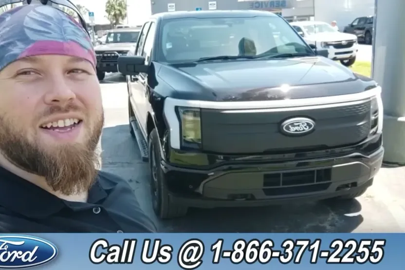 2025 Ford F-150 Lightning photo 1