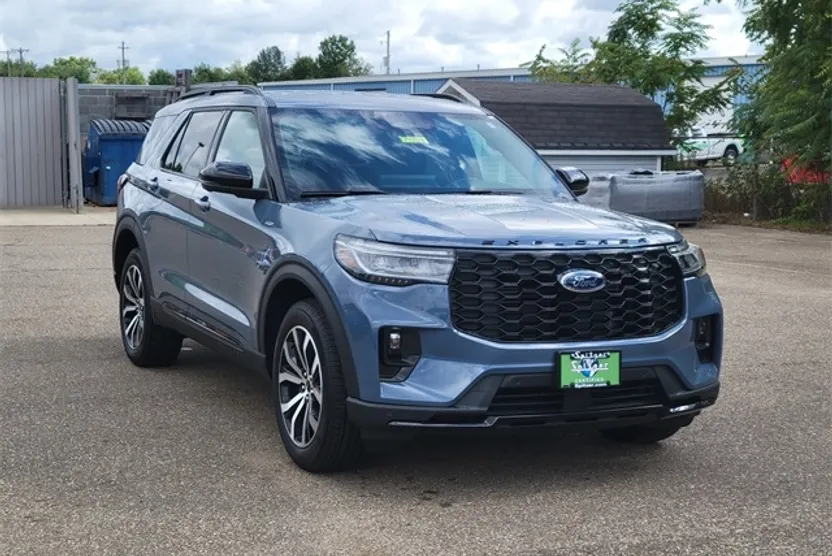 2025 Ford Explorer ST-Line photo 1