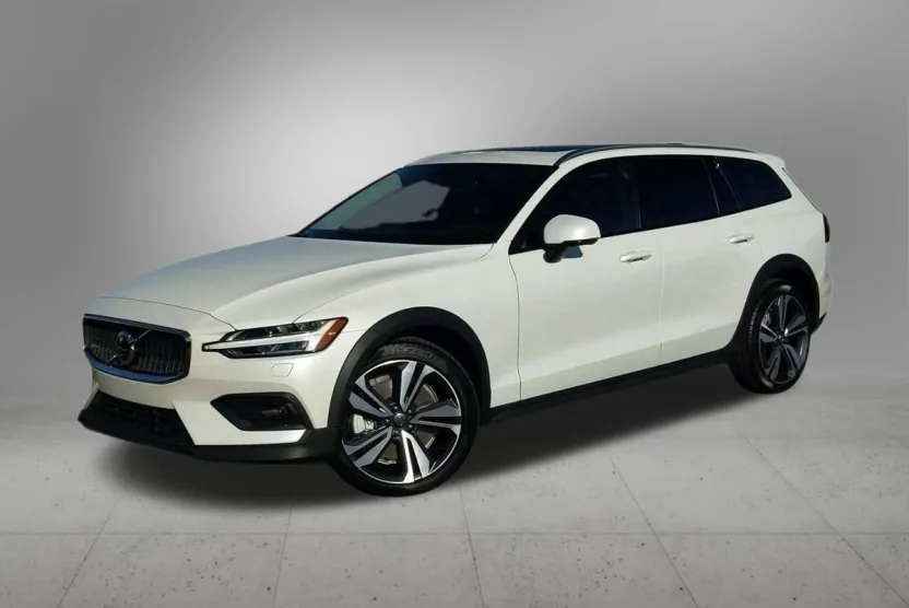2025 Volvo V60 Cross Country B5 Plus photo 1