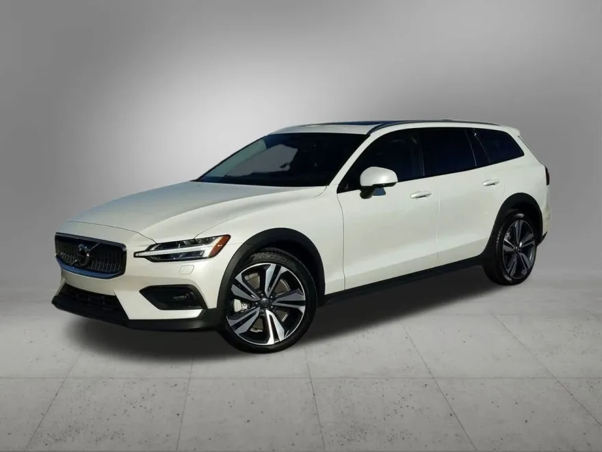 2025 Volvo V60 Cross Country B5 Plus photo 1