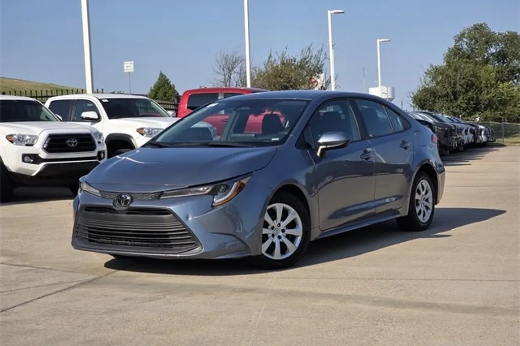 2023 Toyota Corolla LE photo 1
