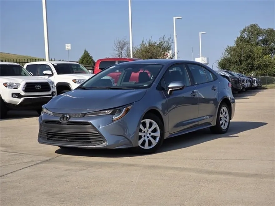 2023 Toyota Corolla LE photo 1